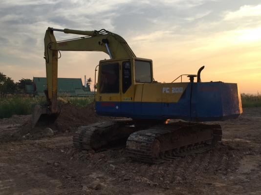 Komatsu PC200. พร้อมใช้งาน. ขายตามสภาพ 098-320 6676