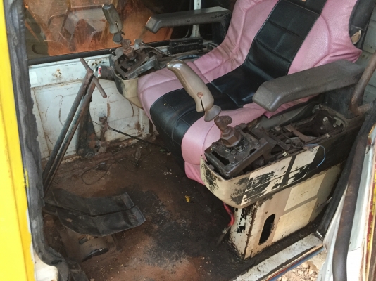 Komatsu PC200. พร้อมใช้งาน. ขายตามสภาพ 098-320 6676