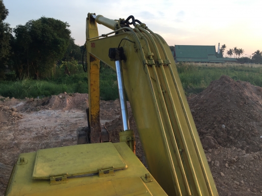 Komatsu PC200. พร้อมใช้งาน. ขายตามสภาพ 098-320 6676