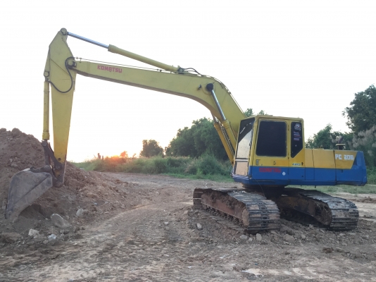 Komatsu PC200. พร้อมใช้งาน. ขายตามสภาพ 098-320 6676