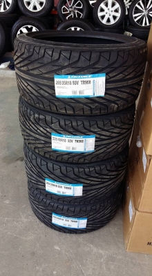 ขายยางใหม่ปี16 triangle tr968 235/40/18 , 265/35/18 สนใจติดต่อ ตาเล็ก ล้อและยางครับ 081-3747940
