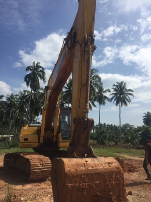 ขายKOMATSU PC200รุ่น8 ระบบไฟเต็ม โช่บูช เอว อยู่ใส สภาพดี รถอยู่ประจวบ ราคา1,120,000บ. สนใจ 08356015