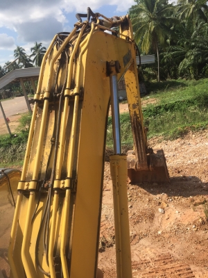 ขายKOMATSU PC200รุ่น8 ระบบไฟเต็ม โช่บูช เอว อยู่ใส สภาพดี รถอยู่ประจวบ ราคา1,120,000บ. สนใจ 08356015