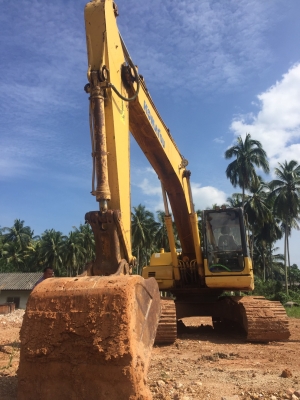 ขายKOMATSU PC200รุ่น8 ระบบไฟเต็ม โช่บูช เอว อยู่ใส สภาพดี รถอยู่ประจวบ ราคา1,120,000บ. สนใจ 08356015
