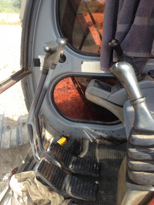 ขายด่วน KOBELCO SK200-5 SUPER  รถสภาพพร้อมใช้งาน เครื่องปั้มดีเยี่ยม ไฟฟ้าครบ แอร์เย็น โซ่ช่วงล่างเต็มทั้งสองข้าง เอวแน่น รถทำงานสมบูรณ์ เอกสารใบแจ้งจำหน่าย