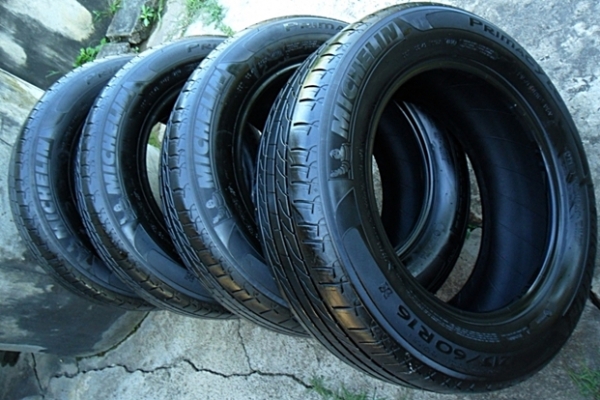 ยาง16 มิชลิน 215-60-16 ลงพื้นปี15 ดอกเกือบ1เซ็น ยาง16 มิชลิน 215-60-16 ลงพื้นปี15 ดอกเกือบ1เซ็น