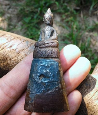 พระบุเงินโบราณ เนื้อเก่างดงาม งานบุด้วยมือลวดลายวิจิตรศิลปะยุคโบราณ ไม่มีหักไม่มีแตก บุเงินมีลอกบ้าง อายุมากกว่า 100ปี