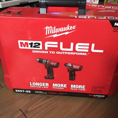 ชุดสว่านไร้สายมอเตอร์ไร้แปรงถ่านตัวเล็ก 12V Milwaukee 2597-22 มีสว่านกระแทกและสว่านไขควง