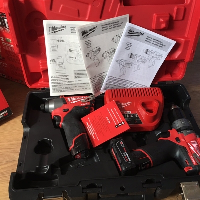 ชุดสว่านไร้สายมอเตอร์ไร้แปรงถ่านตัวเล็ก 12V Milwaukee 2597-22 มีสว่านกระแทกและสว่านไขควง