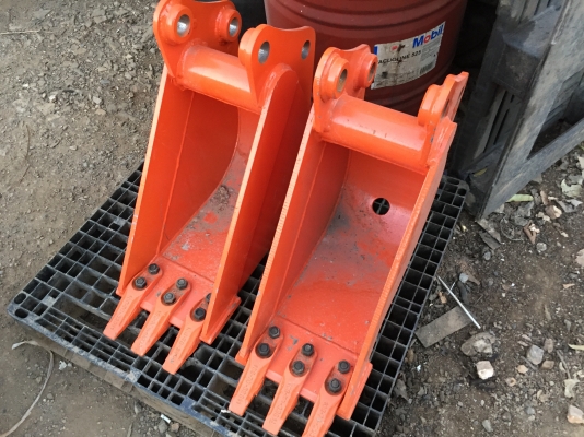 บุ้งกี๊รถขุด PC30 ทุกรุ่นทุกยี่ห่อ หน้ากว้าง25 เซนติเมตร ของใหม่นำเข้า