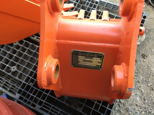 บุ้งกี๊รถขุด PC30 ทุกรุ่นทุกยี่ห่อ หน้ากว้าง25 เซนติเมตร ของใหม่นำเข้า