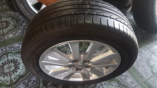 ขายล้อTOYOTA Altis2.0ขอบ16ยางปี15 4 ล้อ