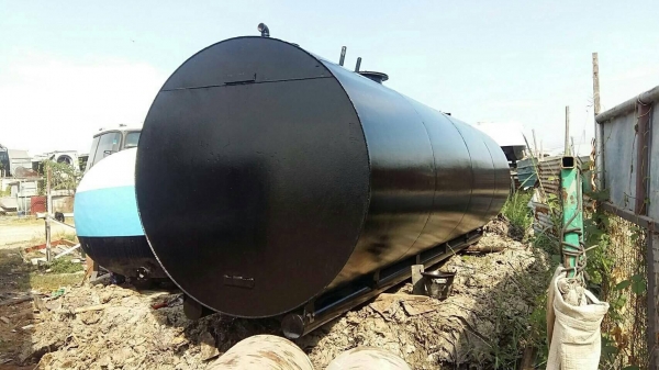 ---- ถังน้ำมัน 16,000 ลิตร สีดำ สภาพสวยๆครับ เหล็กหนาครับ โทรมาด่วนๆครับ