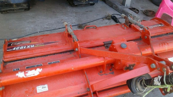 ขายรถไถ KUBOTA L4708 อุปกรณ์ครบ ดันหน้า ผานหลัง โรตารี่ ใช้งาน1154ชั่วโมง สภาพพร้อมใช้งาน ราคา420,000 สนใจโทร 090-8588220คุณนะ 093-3258446คุณบิว หรือเข้าดูสินค้าอื่นๆได้ที่ www.narong2truck.com หรือ www.truck.in.th/498 หรือเพจFacebook ณรงค์ ซื้อขายรถมือสอ