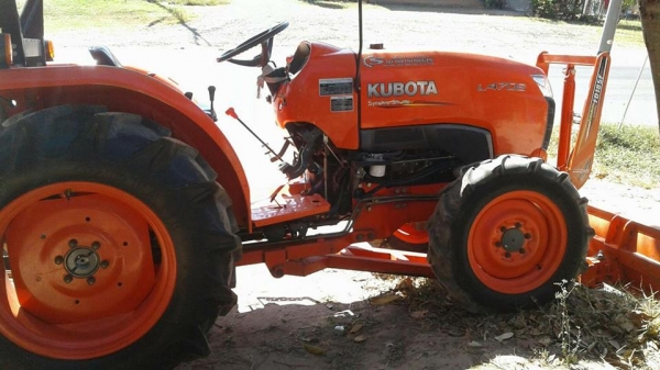 ขายรถไถ KUBOTA L4708 อุปกรณ์ครบ ดันหน้า ผานหลัง โรตารี่ ใช้งาน1154ชั่วโมง สภาพพร้อมใช้งาน ราคา420,000 สนใจโทร 090-8588220คุณนะ 093-3258446คุณบิว หรือเข้าดูสินค้าอื่นๆได้ที่ www.narong2truck.com หรือ www.truck.in.th/498 หรือเพจFacebook ณรงค์ ซื้อขายรถมือสอ