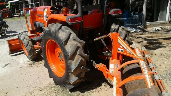 ขายรถไถ KUBOTA L4708 อุปกรณ์ครบ ดันหน้า ผานหลัง โรตารี่ ใช้งาน1154ชั่วโมง สภาพพร้อมใช้งาน ราคา420,000 สนใจโทร 090-8588220คุณนะ 093-3258446คุณบิว หรือเข้าดูสินค้าอื่นๆได้ที่ www.narong2truck.com หรือ www.truck.in.th/498 หรือเพจFacebook ณรงค์ ซื้อขายรถมือสอ