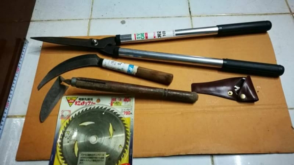 ขาย750บ.ส่งฟรี083-2000058 LINE ID : line832923 ชุดเครื่องมือ5ชิ้น  - ใบเลื่อยวงเดือนปลายติดคาร์ไบร์ขนาด  165x1.8x40ฟัน -กรรไกรตัดแต่งกิ่งไม้คมยาวด้ามยาว - กรรไกรเอนกประสงค์พร้อมซองอย่างดี - คราดคมตัดด้ามยาว - เคียวโค้งฟันเลื่อยคมๆของใหม่