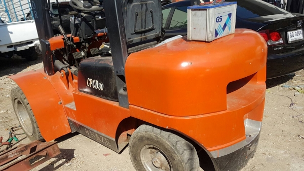 โฟรกลิฟ 3ตัน ยกสูงได้ 6เมตร เครื่องยนต์4สูบเครื่องดีเซล  พร้อมไช้งาน ราคา200000ต่อลอง 0811336755 ภัทร