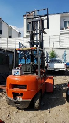 โฟรกลิฟ 3ตัน ยกสูงได้ 6เมตร เครื่องยนต์4สูบเครื่องดีเซล  พร้อมไช้งาน ราคา200000ต่อลอง 0811336755 ภัทร