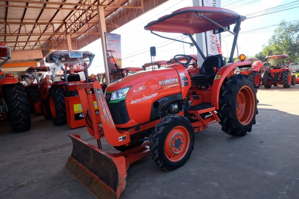 รถไถมือสอง L3008+ใบมีด+ผาน 1 ตัว มีการทำงานน้อย ดาวน์ 10,000 บาท สนใจ โทรเลย 089-0111624