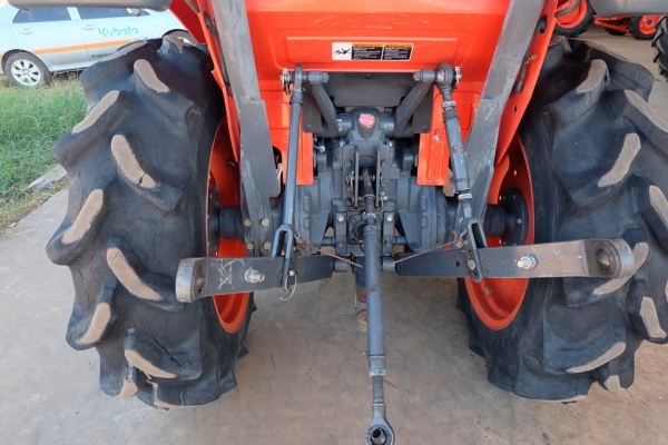 รถไถมือสอง L3008+ใบมีด+ผาน 1 ตัว มีการทำงานน้อย ดาวน์ 10,000 บาท สนใจ โทรเลย 089-0111624