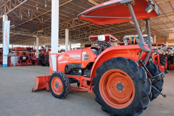 รถไถมือสอง L3008+ใบมีด+ผาน 1 ตัว มีการทำงานน้อย ดาวน์ 10,000 บาท สนใจ โทรเลย 089-0111624