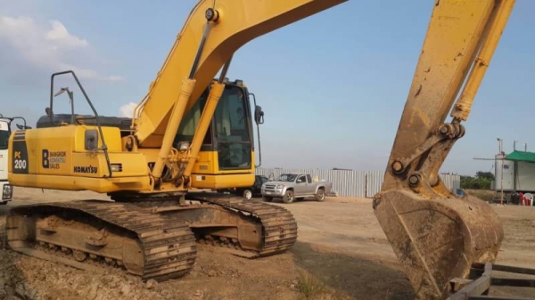 ขาย 1,695,000 KOMATSU PC200-8 ชั่วโมงทำงาน 6,400 ชม.ไฟฟ้าครบ เครื่องดี  ปั้มแรง โช่หนา เอวแน่น เอกสารเล่มทะเบียน  รถอยู่ จ.สุพรรณบุรี . โทร&amp;ไอดีไลน์ 090-772-3710 090-772-3708