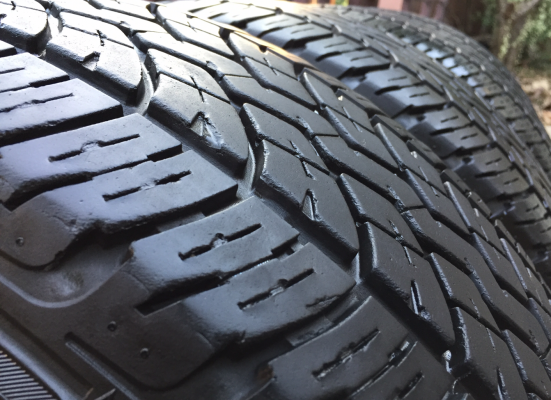 ยาง Yokohama 255 70 15 กลางปี13 ดอกเต็ม ไม่มีปะ ราคาไม่แพง