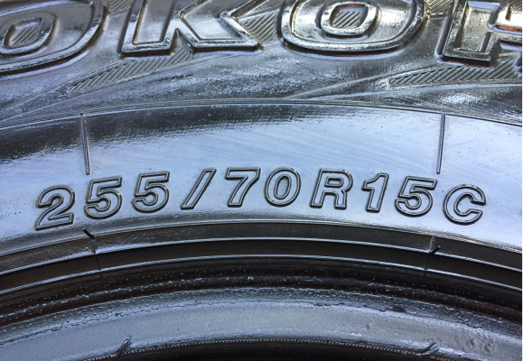 ยาง Yokohama 255 70 15 กลางปี13 ดอกเต็ม ไม่มีปะ ราคาไม่แพง