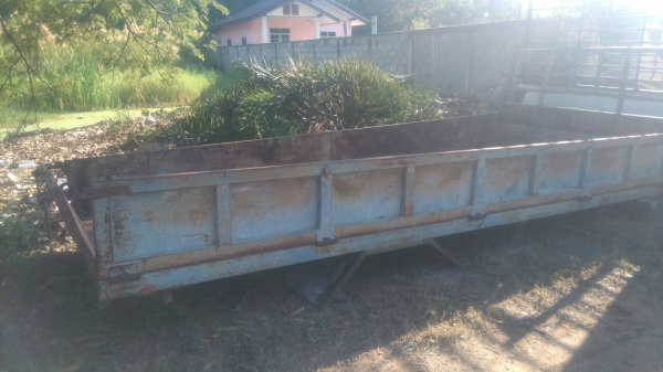 กะบะ เหล้กใส่6ล้อ    กว้าง2.10 ม.   ยาว5.00  ม สภาพทอดออกจากhino.   ขาย15000