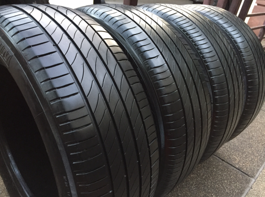 ยาง Michelin 215 60 16 ปี15 ดอกเยอะ ไม่มีปะ ราคาไม่แพง