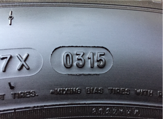 ยาง Michelin 215 60 16 ปี15 ดอกเยอะ ไม่มีปะ ราคาไม่แพง