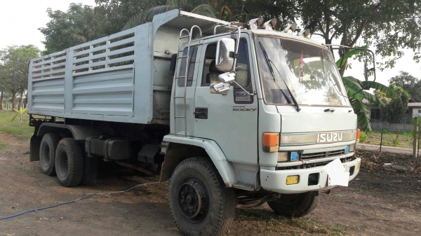 รถบรรทุก ISUZU 10 ล้อ  2 เพลา ปี 46 เกียรอิสตัน มีระบบลากลูก เครื่อง 210 แรง ราคา 650,000 บ. รถอยู่สระบุรี รถบรรทุก ISUZU 10 ล้อ  2 เพลา ปี 46 เกียรอิสตัน มีระบบลากลูก เครื่อง 210 แรง ราคา 650,000 บ. รถอยู่สระบุรี
