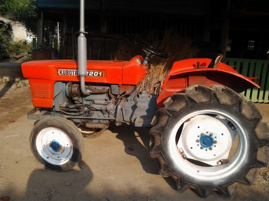 รถไถคูโบต้าL2201Gสภาพดีเครื่องเกียใฮโนลิกผ่านพร้อมใช้คับ