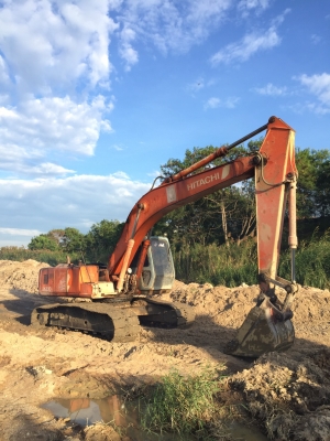 ขาย 435,000 HITACHI  EX 200-3 เครื่องดี ปั้มแรง ไฟฟ้าครบ รถพร้อมใช้ เอกสารหนังสือสัญญาซื้อขาย  (รถอยู่ ชลบุรี) 090-772-3710 090-772-3708