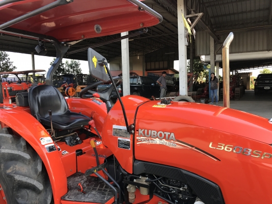 ขายรถไถคูโบต้า L3608Sp(4WD)2เพลา  ทำงานเพียง 400 ชั่วโมง รถไร่เดิมๆสวยๆค่ะ พร้อมอุปกรณ์ใบมีดดันดินและผานพรวน 348,000 บาท พร้อมส่งฟรีถึงบ้าน โทรสอบถามได้เลยค่ะ 081-9136451 ขอดูรูปทาง Line:Bow6451  รถสวย สภาพพร้อมใช้งาน เครื่องดี เกียร์ดี ยางดีทั้ง 4 เส้น ต