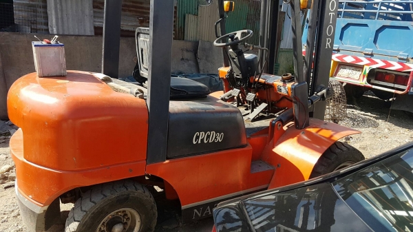 ขายโฟร์คลิฟ 3 ตัน เสาสูง 6 เมตร เครื่องยนต์ดีเซล ขายโฟร์คลิฟ 3 ตัน เสาสูง 6 เมตร เครื่องยนต์ดีเซล