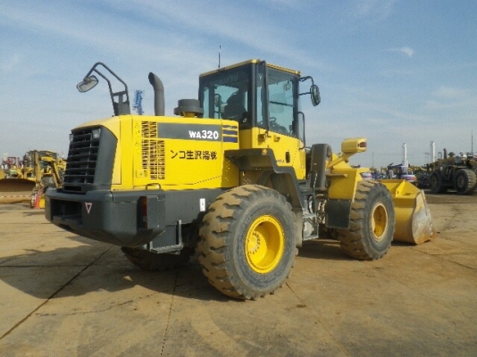 KOMATSU WA320-6 นำเข้าจากญี่ปุ่นแท้ รถสวย ถึงไทยต้นเดือน ม.ค.นี้ โทร.090-986-2521 อ๊อบ