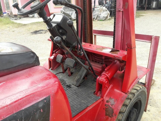 ขายรถยก MITSUBISHI  FD20 เครื่องดีเซล S45 เกียร์ธรรมดา ยางตันหน้าหลัง เสาสูง 3 เมตร ยกได้ 2 ตัน ติดต่อ 089-7949488