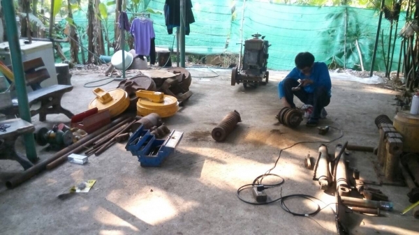 รับซ่อม รถแมคโค ทั้งช่วงล่าง และระบบไฮดรอลิกด์  เครื่องปั๊ม เรามีอะหลั่ยเก่าใหม่ด้วยครับราคากันเอง สนใจโทรมาคุยกันครับ