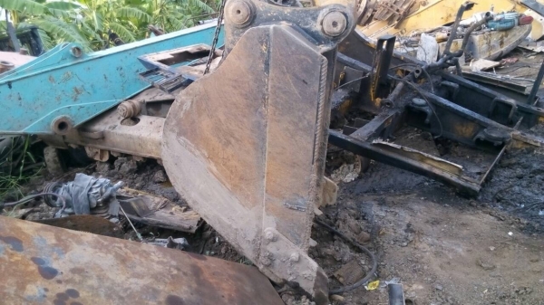 ขายบุ้งกี้รถแมคโค รุ่น 200 ของเก่า  สภาพตามรูป ขายไม่แพง ขาย ลูกละ 20000 บาท สนใจรีบนะครับ