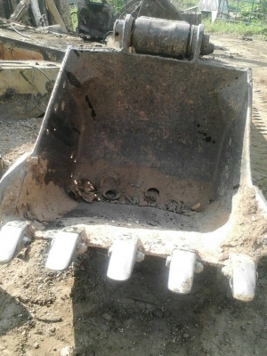 ขายบุ้งกี้รถแมคโค รุ่น 200 ของเก่า  สภาพตามรูป ขายไม่แพง ขาย ลูกละ 20000 บาท สนใจรีบนะครับ