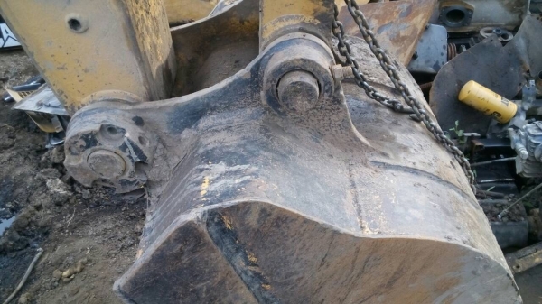 ขายบุ้งกี้รถแมคโค รุ่น 200 ของเก่า  สภาพตามรูป ขายไม่แพง ขาย ลูกละ 20000 บาท สนใจรีบนะครับ