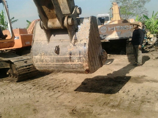 ขายบุ้งกี้รถแมคโค รุ่น 200 ของเก่า  สภาพตามรูป ขายไม่แพง ขาย ลูกละ 20000 บาท สนใจรีบนะครับ