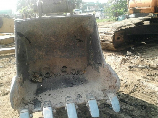 ขายบุ้งกี้รถแมคโค รุ่น 200 ของเก่า  สภาพตามรูป ขายไม่แพง ขาย ลูกละ 20000 บาท สนใจรีบนะครับ