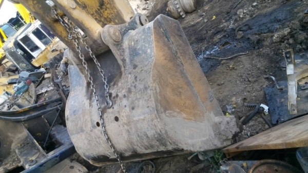 ขายบุ้งกี้รถแมคโค รุ่น 200 ของเก่า  สภาพตามรูป ขายไม่แพง ขาย ลูกละ 20000 บาท สนใจรีบนะครับ