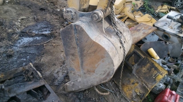 ขายบุ้งกี้รถแมคโค รุ่น 200 ของเก่า  สภาพตามรูป ขายไม่แพง ขาย ลูกละ 20000 บาท สนใจรีบนะครับ