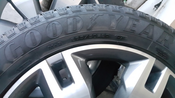 ล้อ 20 นิ้วพร้อมยาง Ford Everset 3.2 ล้อ 20 นิ้วพร้อมยาง Ford Everset 3.2