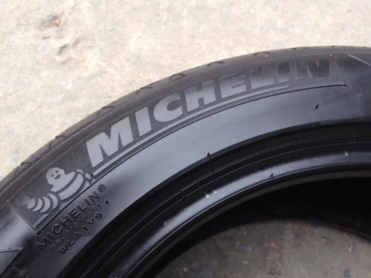 ยาง MICHELIN 215-55-17 ปี 16 ครบชุด 4 เส้น 7000  สภาพสวยๆไม่บวมไม่กินข้าง ดอกยางเหลือเยอะเอาไปวิ่งกันใด้อีกยาวค่ะ