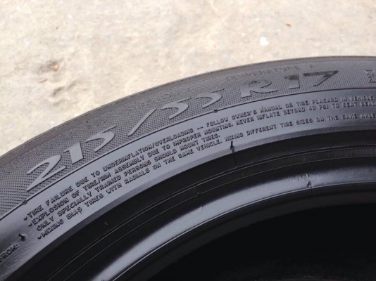 ยาง MICHELIN 215-55-17 ปี 16 ครบชุด 4 เส้น 7000  สภาพสวยๆไม่บวมไม่กินข้าง ดอกยางเหลือเยอะเอาไปวิ่งกันใด้อีกยาวค่ะ